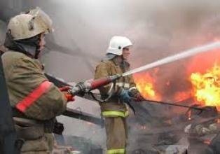Спасатели МЧС России ликвидировали пожар в частном двухквартирном жилом доме и хозяйственной постройке в Прокопьевском ГО