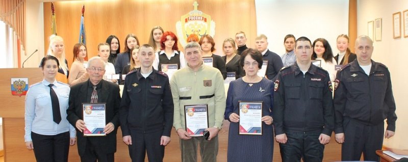 В Прокопьевске в честь юбилея добровольных народных дружин полицейские поощрили самых активных членов ДНД