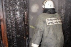 Спасатели МЧС России ликвидировали пожар в частном четырехквартирном нежилом доме в Прокопьевском ГО